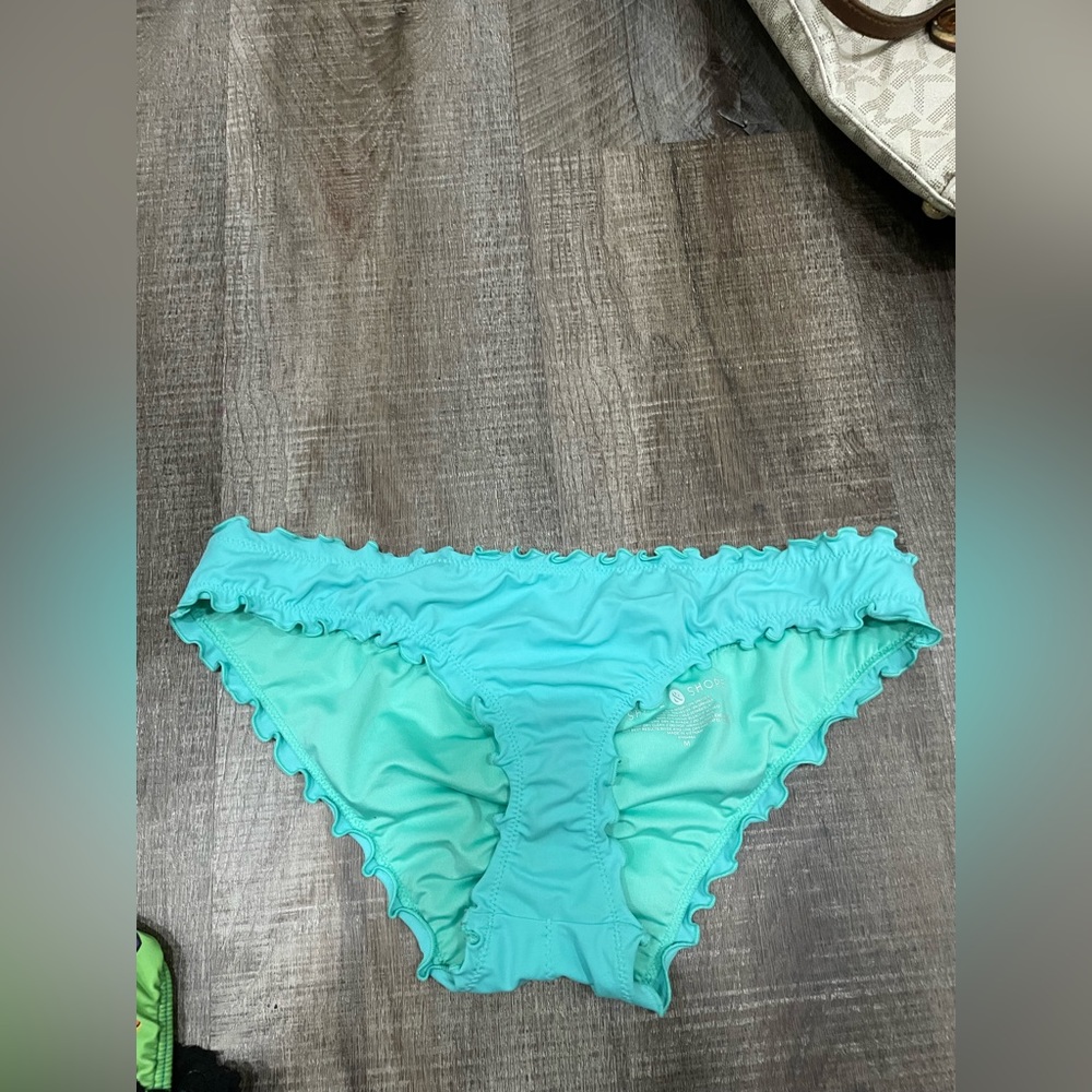Shade and shore bikini bottoms. Size Med. Scrunch bottom.